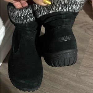 Khombu Black and Gray Women's Winter Boots